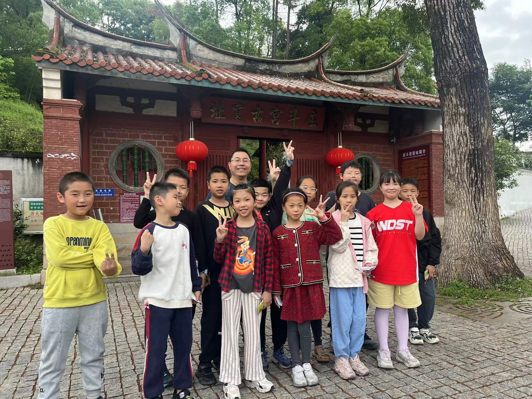 参观屈斗宫古窖址